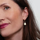 Handgemaakte oorhangers van 14 karaat geelgoud, ontworpen en gemaakt door Lianne de Witte in haar atelier in Goes