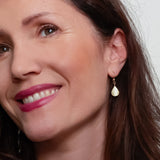 Handgemaakte oorhangers van 14 karaat geelgoud, ontworpen en gemaakt door Lianne de Witte in haar atelier in Goes op model.