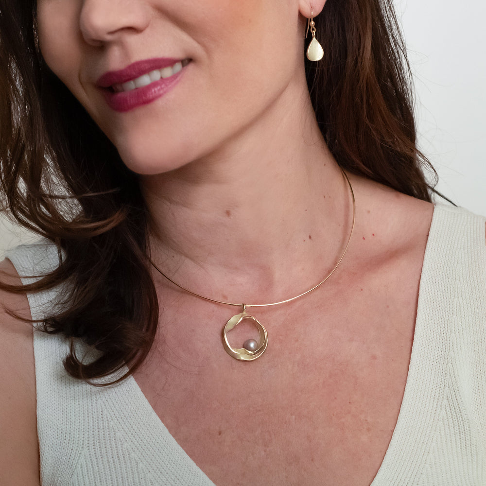 Geelgouden hanger met grijze parel.