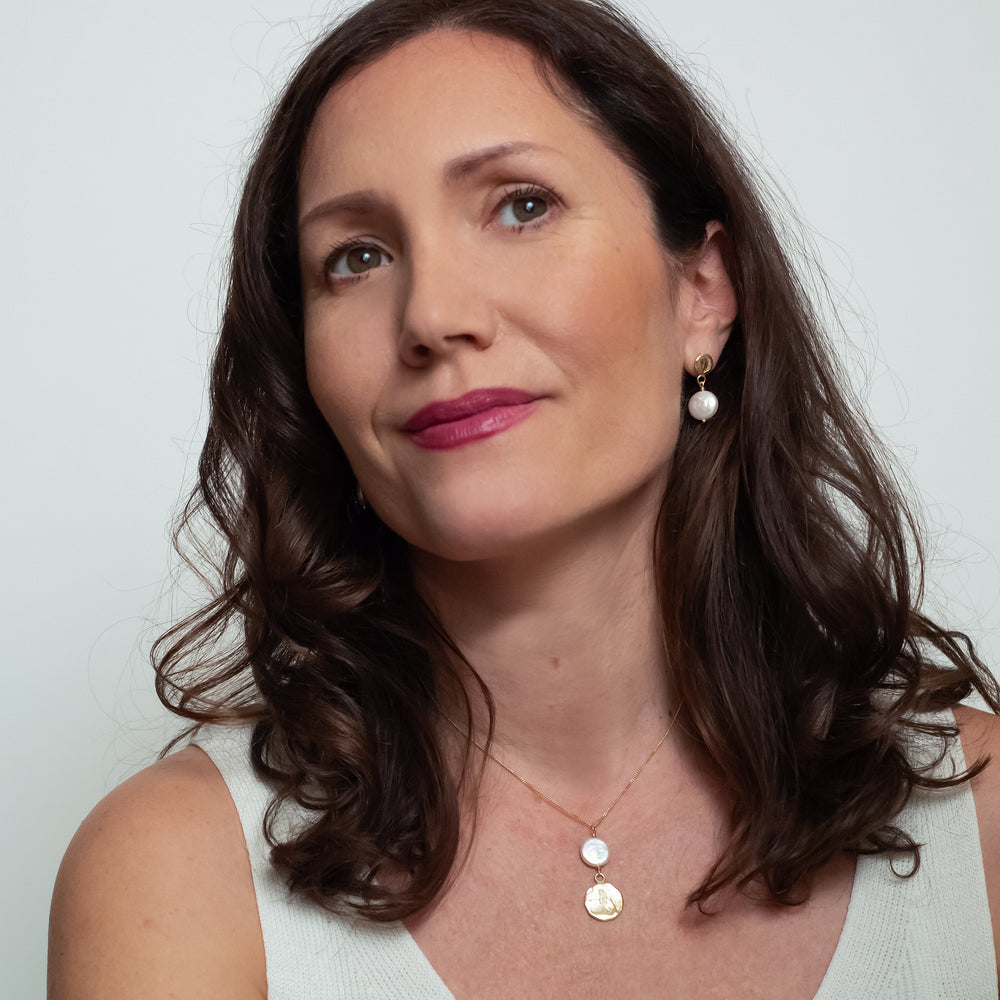 Handgemaakte hanger van 14 karaat geelgoud met zoetwaterparel wit, ontworpen en gemaakt door Lianne de Witte in haar atelier in Goes.