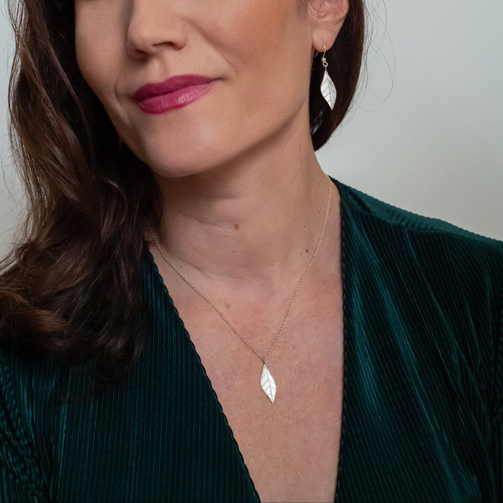 Zilveren set in bladvorm.