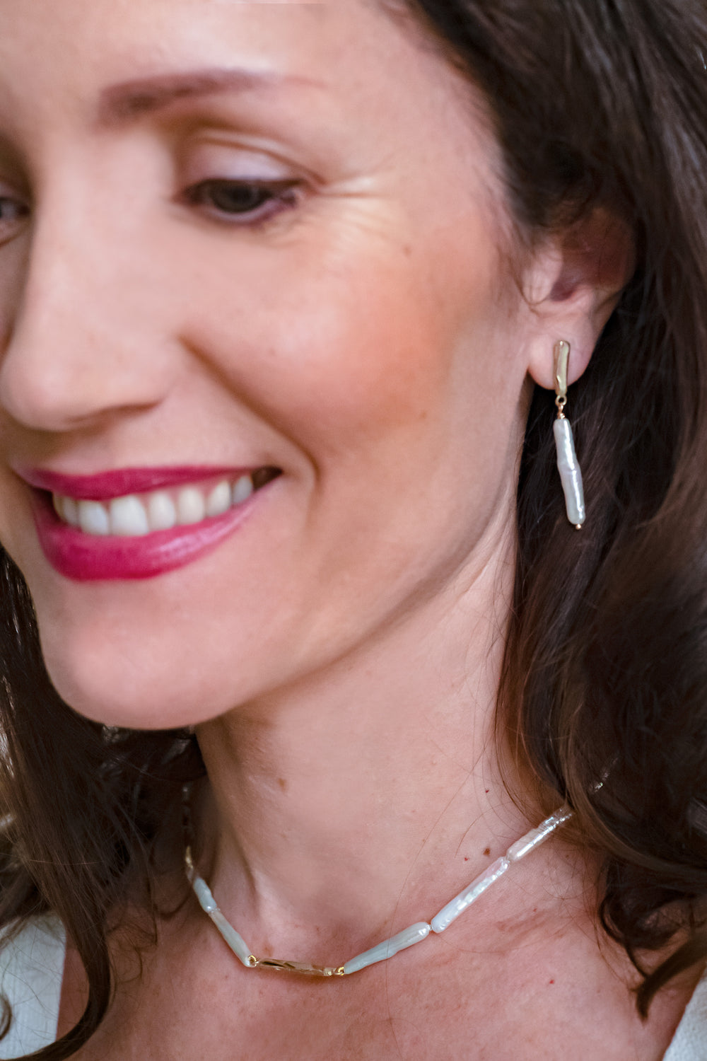 Handgemaakte oorhangers van 14 karaat geelgoud met zoetwaterparel wit, ontworpen en gemaakt door Lianne de Witte in haar atelier in Goes.