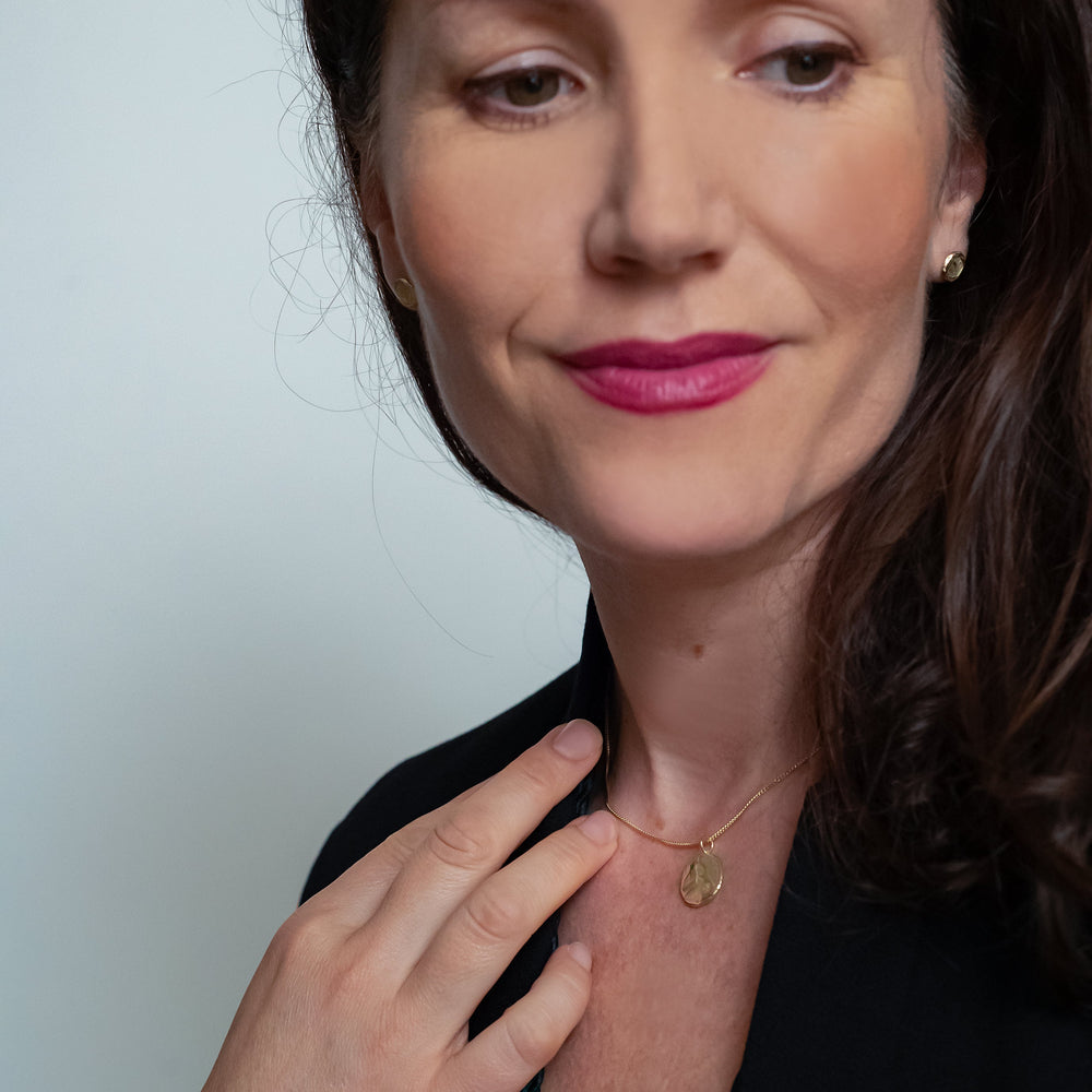 Handgemaakte hanger op model van geelgoud ontworpen en gemaakt door Lianne de Witte in haar atelier in Goes