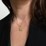 Close up handgemaakte hanger van geelgoud ontworpen en gemaakt door Lianne de Witte in haar atelier in Goes