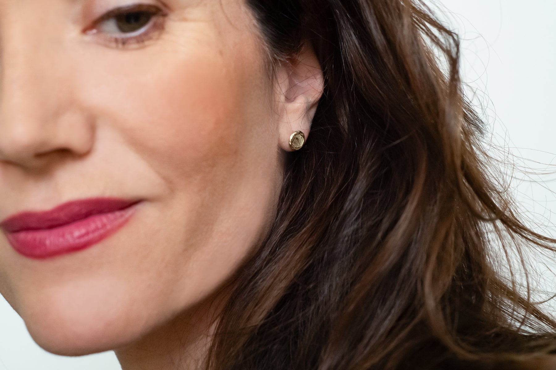 Handgemaakt oorsieraden van geelgoud ontworpen en gemaakt door Lianne de Witte in haar atelier in Goes