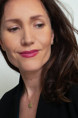 Handgemaakt oorsieraden in combinatie met hanger van geelgoud ontworpen en gemaakt door Lianne de Witte in haar atelier in Goes