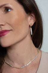 Prachtige geelgouden oorhangers van geelgoud met witte zoetwaterparel.