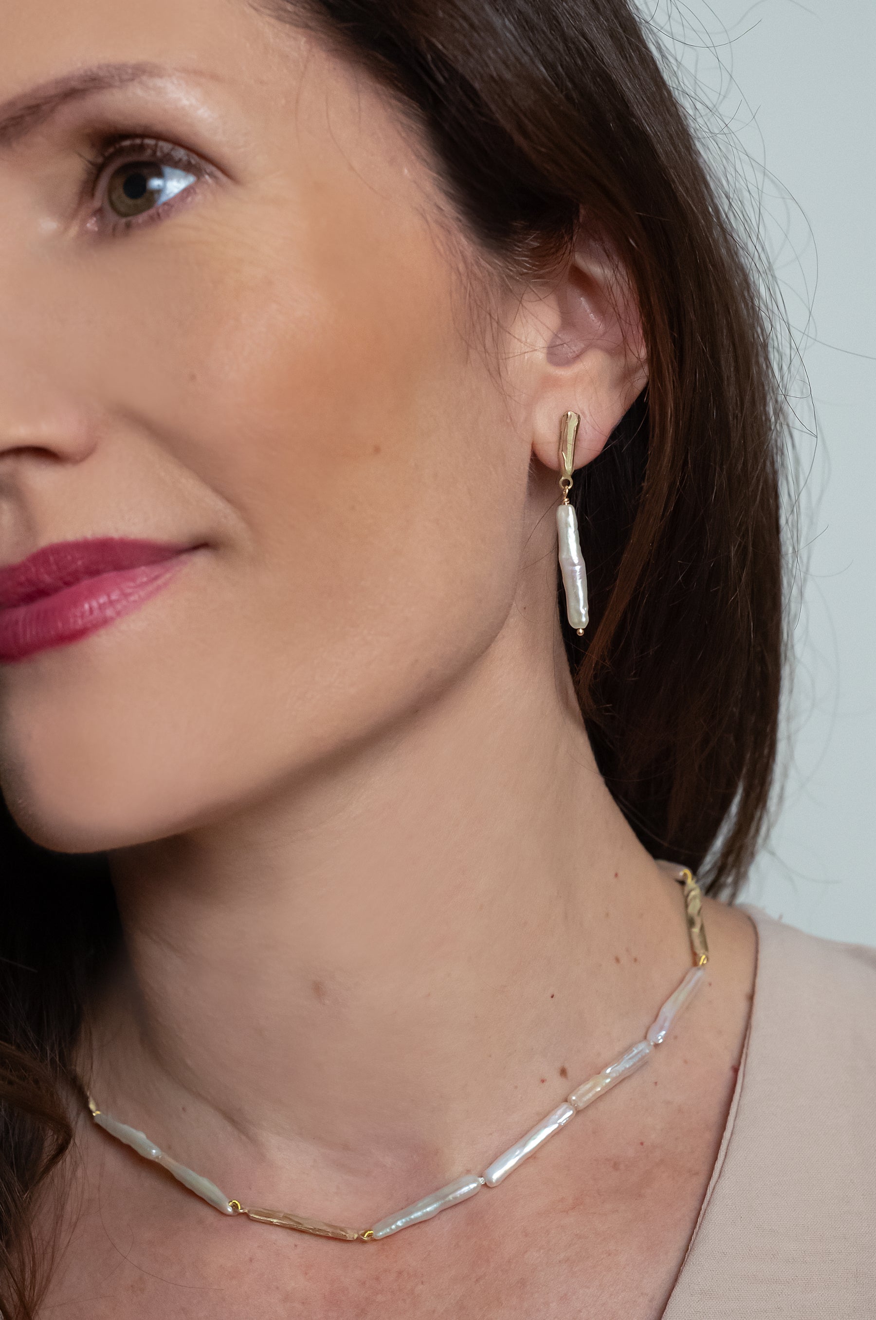 Prachtige geelgouden oorhangers van geelgoud met witte zoetwaterparel.