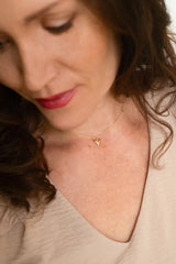 Geelgouden hart hanger op model.