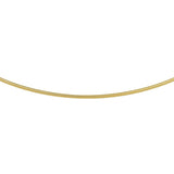 Geelgouden omega collier met een draaglengte van 42 of 45 cm. Het collier is uitgevoerd met een karabijn sluiting. De schakelbreedte is 1,4 mm.