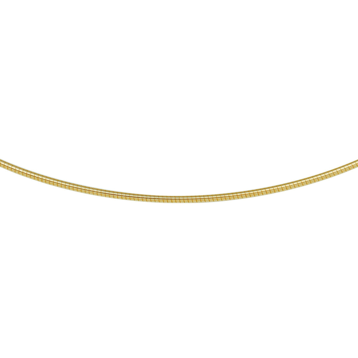 Geelgouden omega collier met een draaglengte van 42 of 45 cm. Het collier is uitgevoerd met een karabijn sluiting. De schakelbreedte is 1,4 mm.