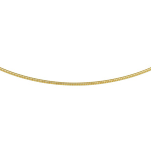 Geelgouden omega collier met een draaglengte van 42 of 45 cm. Het collier is uitgevoerd met een karabijn sluiting. De schakelbreedte is 1,4 mm.