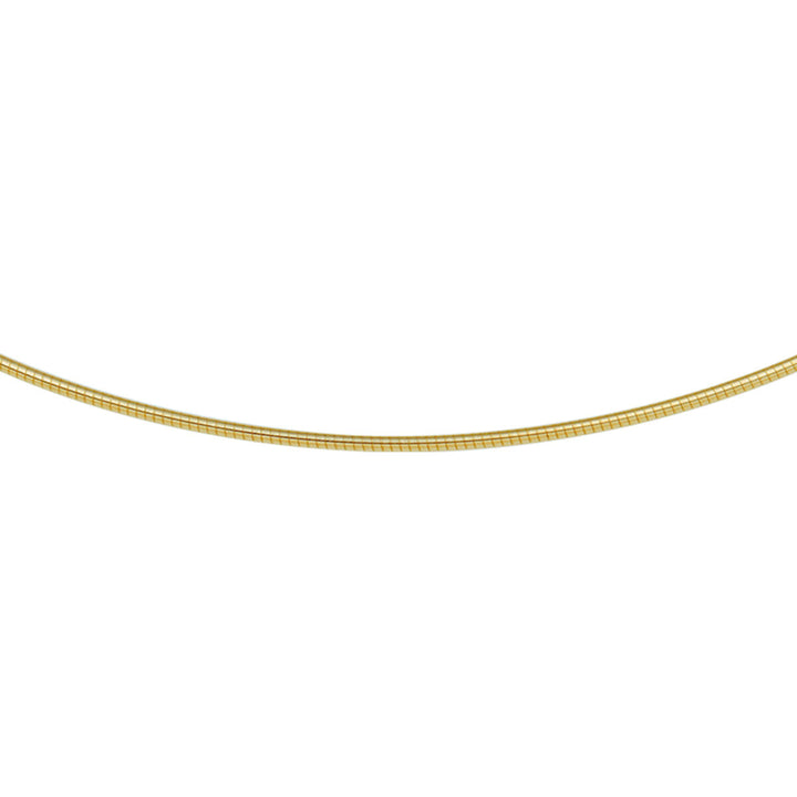 Geelgouden omega collier met een draaglengte van 42 of 45 cm. Het collier is uitgevoerd met een karabijn sluiting. De schakelbreedte is 1,4 mm.