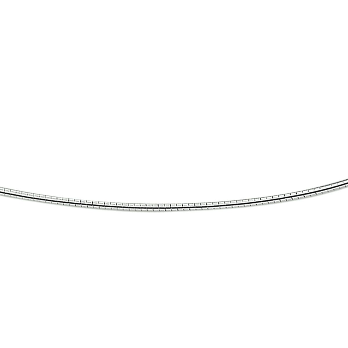 Zilveren omega collier met een draaglengte van 50 cm. Het collier is uitgevoerd met een karabijn sluiting. De schakelbreedte is 1.4mm.