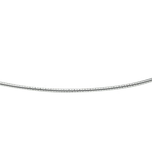 Zilveren omega collier met een draaglengte van 50 cm. Het collier is uitgevoerd met een karabijn sluiting. De schakelbreedte is 1.4mm.
