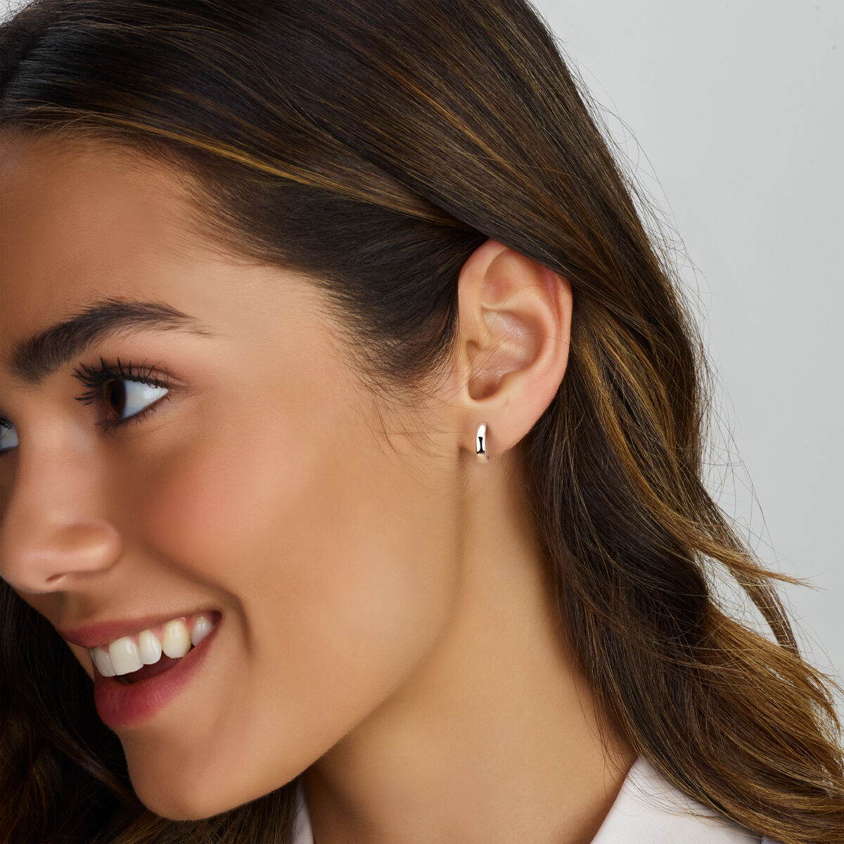 Oorringen zilver 12,5 mm op model.