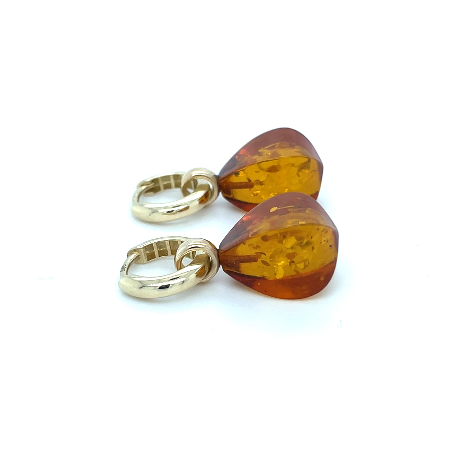 Gouden oorsieraden met barnsteen