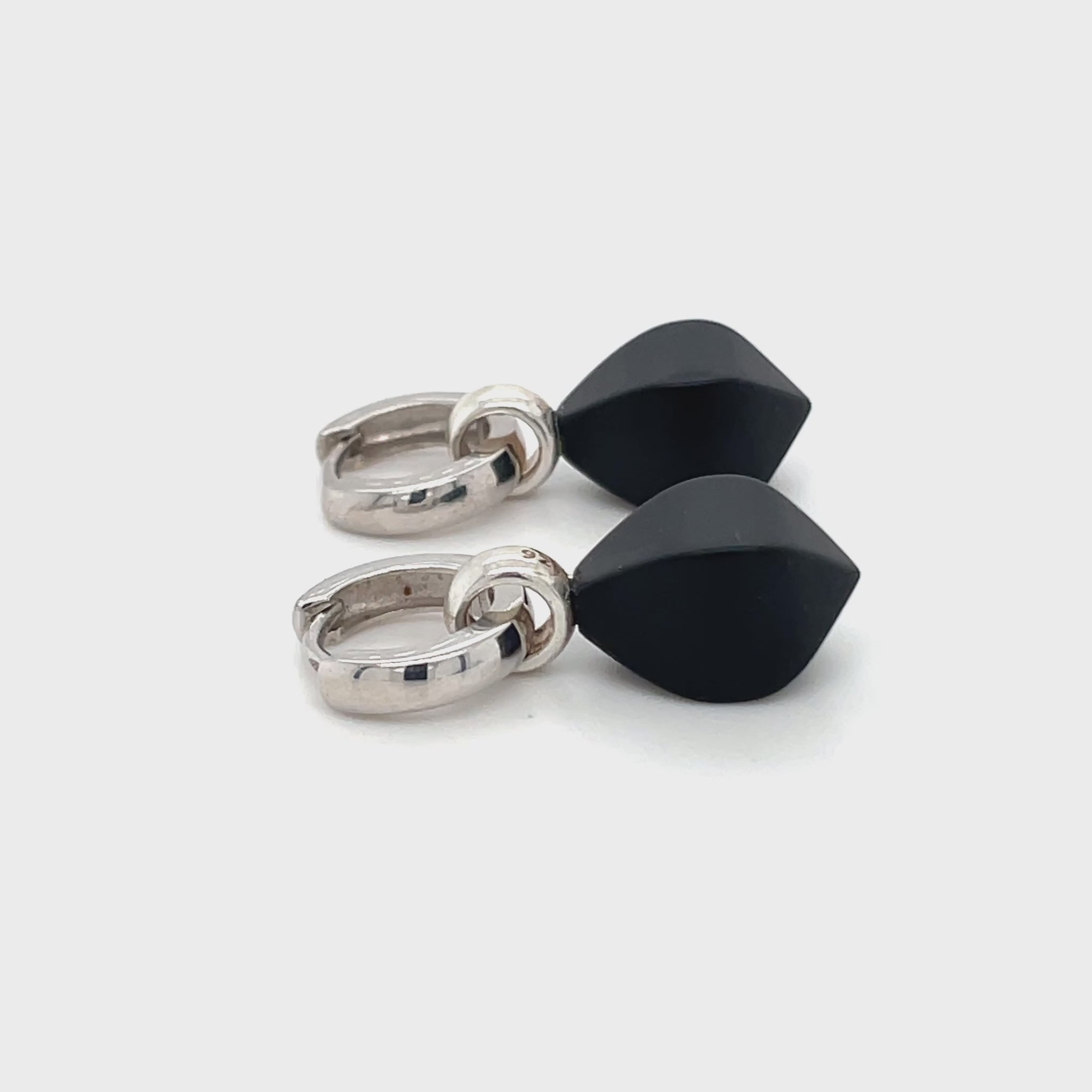 Video van zilveren oorsieraden met onix.