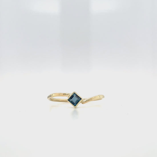 Video van geelgouden ring met topaas.