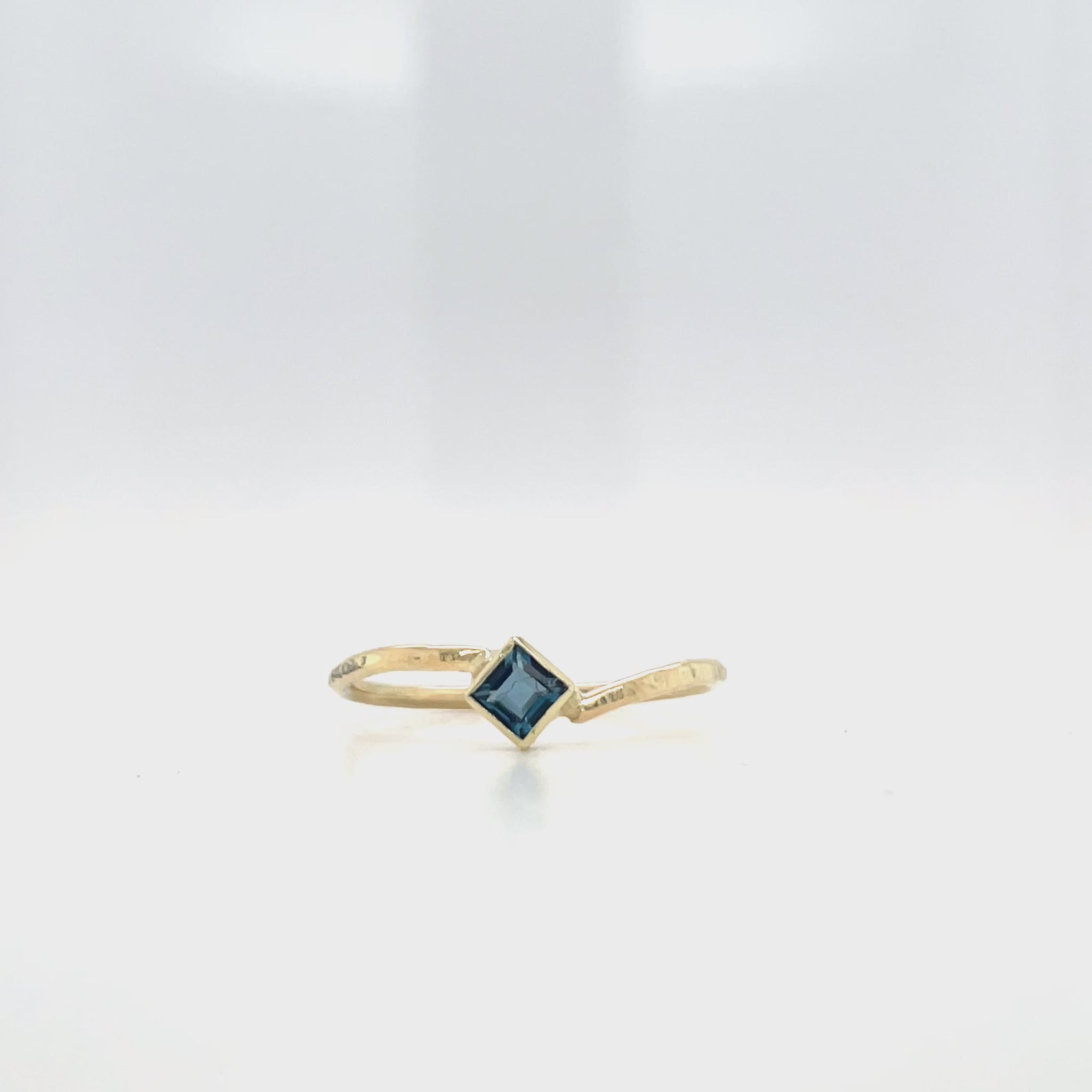Video van geelgouden ring met topaas.