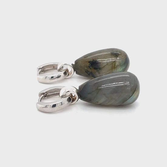 Video van zilveren oorsieraden met labradoriet.