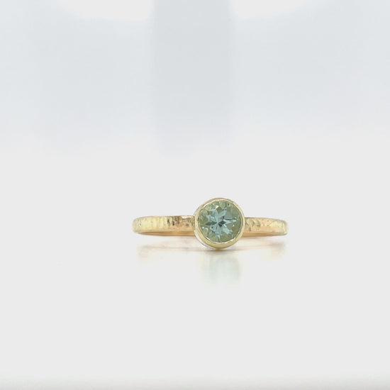 Video van geelgouden ring met hamerslag en groene toermalijn.