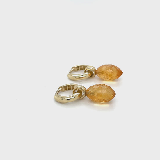 Geelgouden oorringen met citrien in een slanke druppelvorm die subtiel uitloopt in een punt. Gemaakt door Lianne de Witte, video.