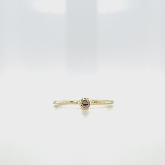 Handgemaakte ring in geelgoud met champagne diamant en hamerslag.