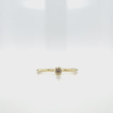 Handgemaakte ring in geelgoud met champagne diamant en hamerslag.