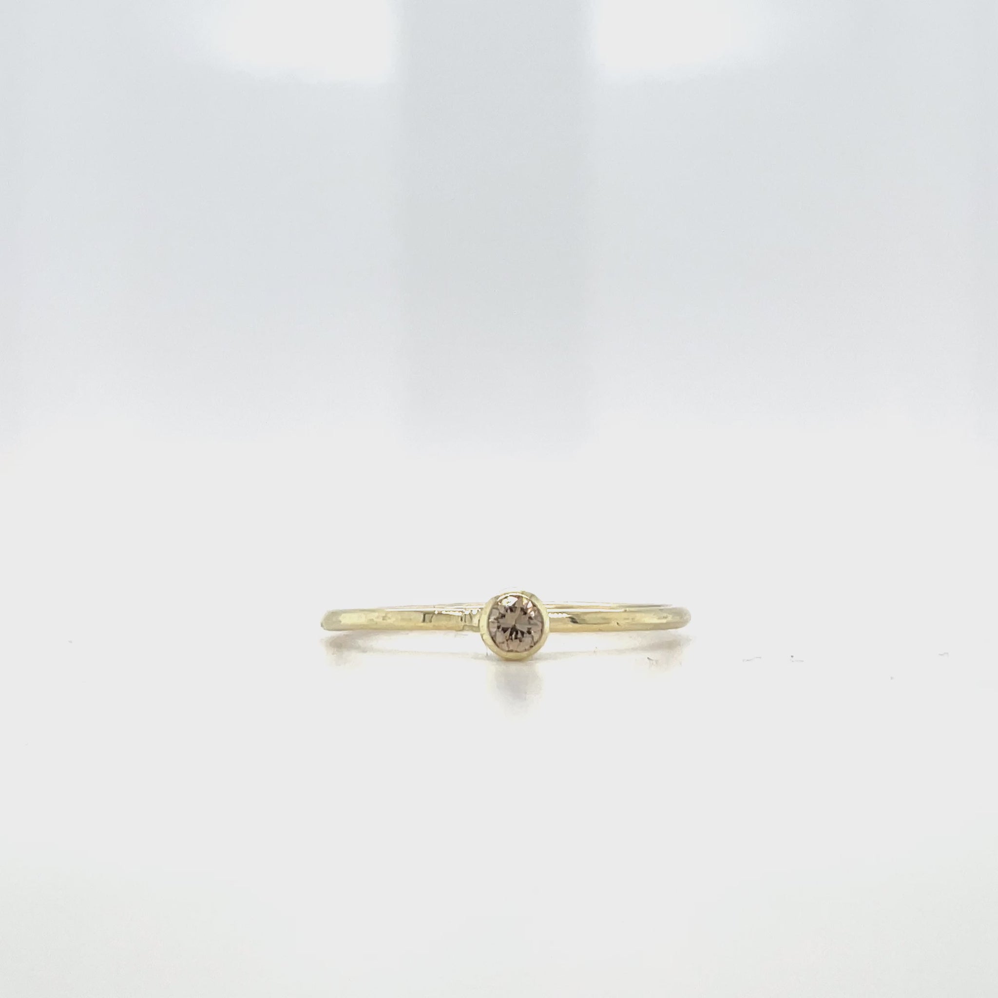 Handgemaakte ring in geelgoud met champagne diamant en hamerslag.