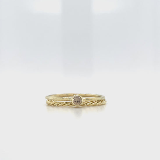 Geelgouden ring met bruine diamant en een aanschuifring met torsdraad.