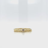 Geelgouden ring met bruine diamant en een aanschuifring met torsdraad.